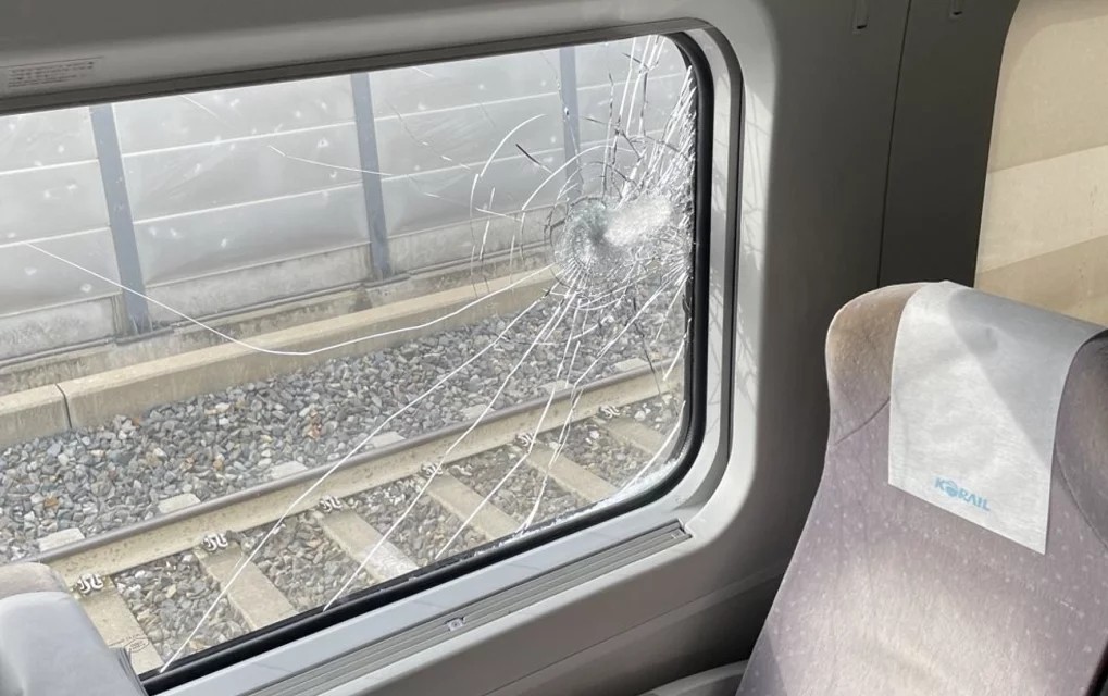 韩国发生高铁脱轨事故现场曝光：车窗破碎 至少7人受伤 第 1 张