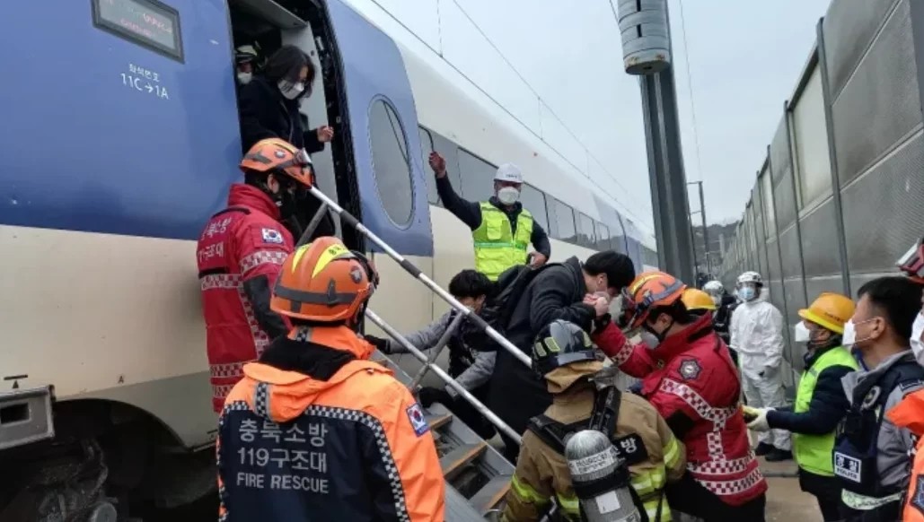 韩国发生高铁脱轨事故现场曝光：车窗破碎 至少7人受伤 第 5 张